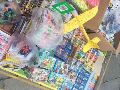 恩施教師攜子地攤初體驗 一月玩具生意回本微賺，方知商海艱辛